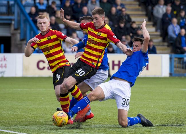 04/05/19 LADBROKES CHAMPIONSHIP
QOTS v PARTICK THISTLE (0-3)
PALMERSTON - DUMFRIES
Partick's Lewis Mansell (left) holds off QOTS' Barry Maguire