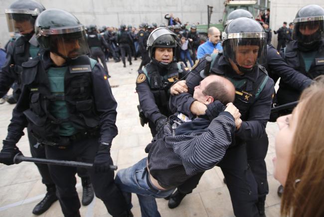 The Madrid governmentdespatched a total of 6000 officersto Catalonia