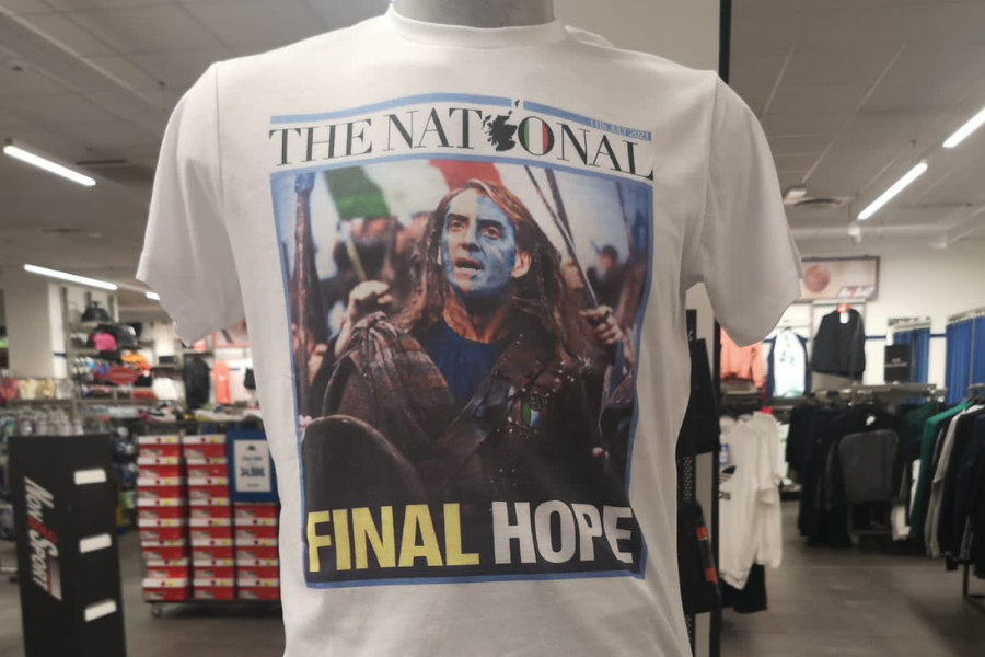 La prima pagina di Euros-Braveheart della Nazionale è stata avvistata su una maglietta in un negozio italiano