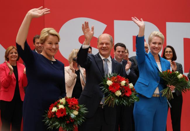 Olaf Scholz, chancellor candidate of the German Social Democrats (SPD), SPD Berlin mayoral candidate Franziska Giffey (L) and SPD Mecklenburg-Western Pomerania lead candidate Manuela Schwesig wave after giving statements