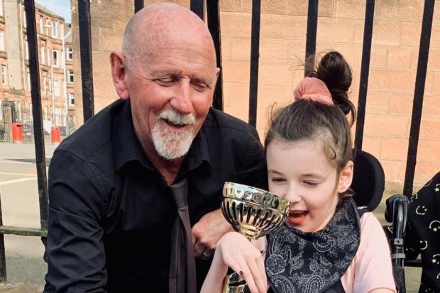 Big-hearted Glasgow taxi driver makes schoolgirls day with touching gesture