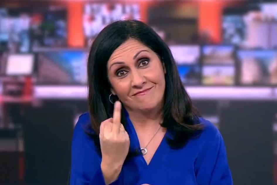 BBCの司会者、ニュース放送中に中指を立てて「ごめんなさい」